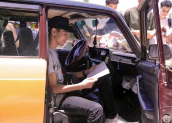 (240702) -- ALEXANDRIA, July 2, 2024 (Xinhua) -- People read books at a mobile taxi library in Alexandria, Egypt, June 29, 2024.
  TO GO WITH "Feature: Egyptian taxi driver turns cab into mobile library to encourage reading" (Xinhua/Ahmed Gomaa)