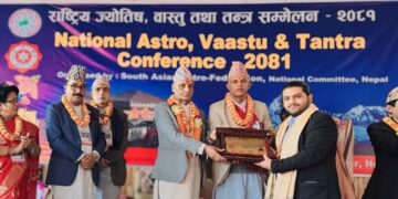 युवा ज्योतिषी अमृत पौडेल अवार्ड ग्रहण गर्दै ।