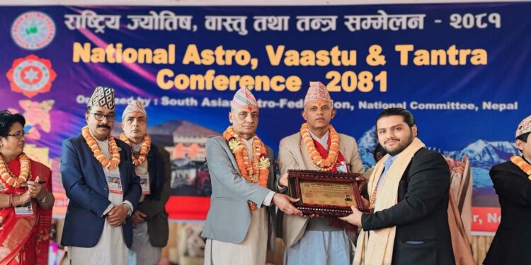 युवा ज्योतिषी अमृत पौडेल अवार्ड ग्रहण गर्दै ।