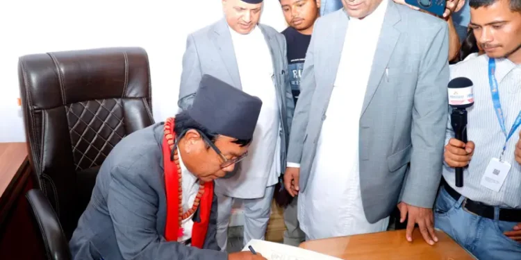 महावीर पुन हस्ताक्षर गर्दै