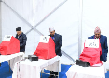 एमालेको नयाँ नेतृत्व चयनका लागि मतदान शुरु (तस्बिरसहित)