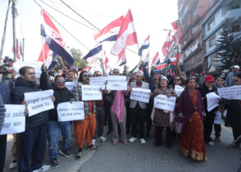 निर्वाचन आयोगको निर्णयलाई अवैधानिक भन्दै देउवा पक्षधर नेताहरू सडकमा