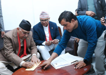 एमाले अध्यक्ष ओलीले झापा ५ मा मनोनयन दर्ता गराए