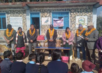 विद्यार्थीलाई लायन्स फेवा फुलवारीको सहयोग