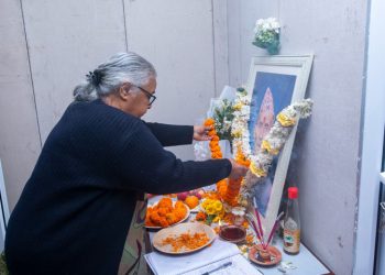 अध्यक्ष ओलीको निवासमा पुगेर प्रधानमन्त्री कार्कीले दिइन् समवेदना