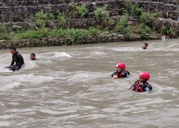 विजयपुर खोलामा बेपत्ता दुई बालकको खोजी जारी, सशस्त्र प्रहरीका गोताखोर परिचालन