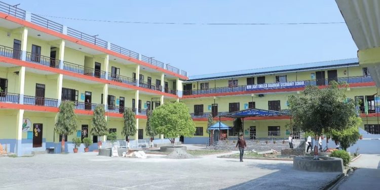 रसुवा बाढीपीडितका लागि न्यू लाइट मा.वि.को ३ लाख ७१ हजार ६४८ रुपैयाँ सहयोग