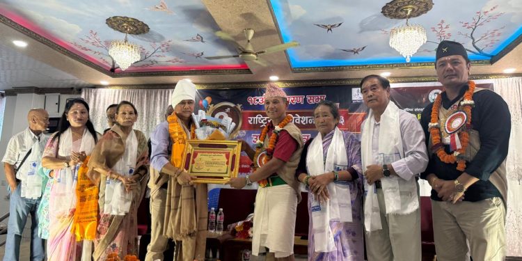 वरिष्ठ गायक संगीतकार धनबहादुर गुरुङलाई लोक बहादुर गुरुङ स्मृति सम्मान