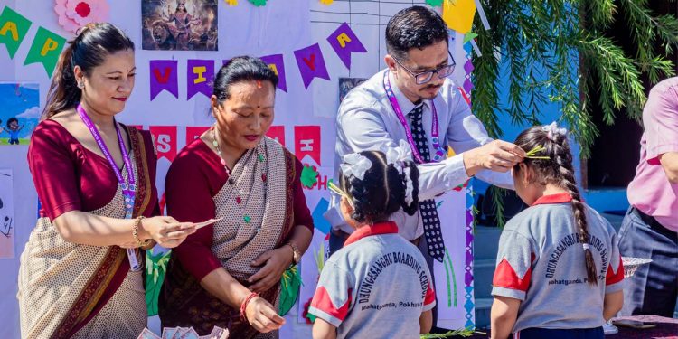 ढुङ्गेसाँघु बोर्डिङ स्कुलमा शुभकामना आदानप्रदान