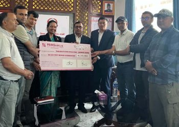 फलफूल तथा तरकारी व्यवसायी संघद्वारा भोटेकोशी बाढीपीडितलाई सहयोग