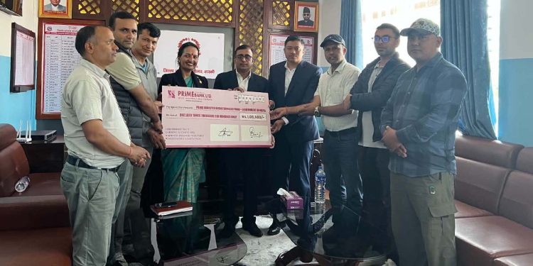 फलफूल तथा तरकारी व्यवसायी संघद्वारा भोटेकोशी बाढीपीडितलाई सहयोग